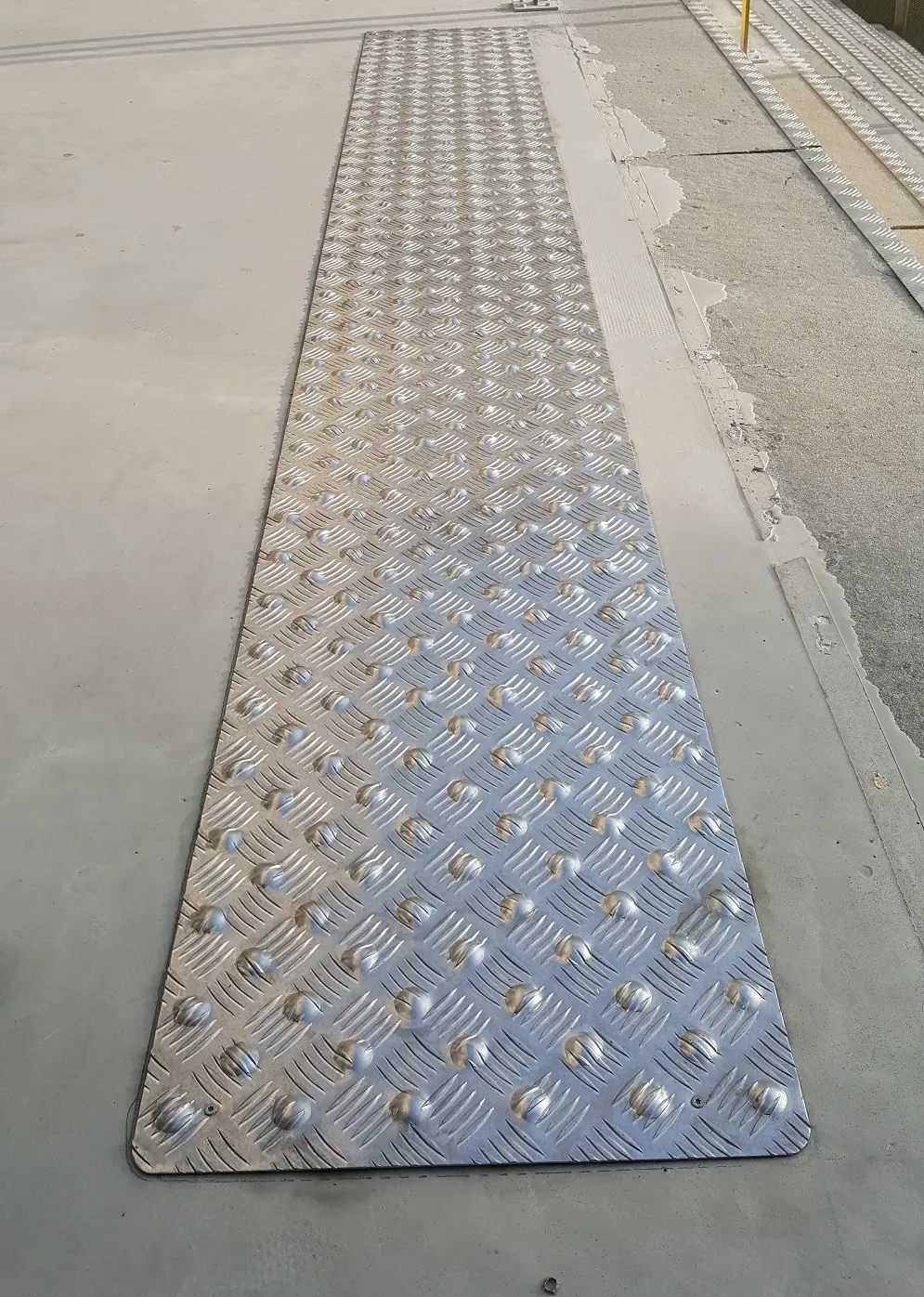 Dalle_podotactile_TOPLOT_DAMIER_5_larmes